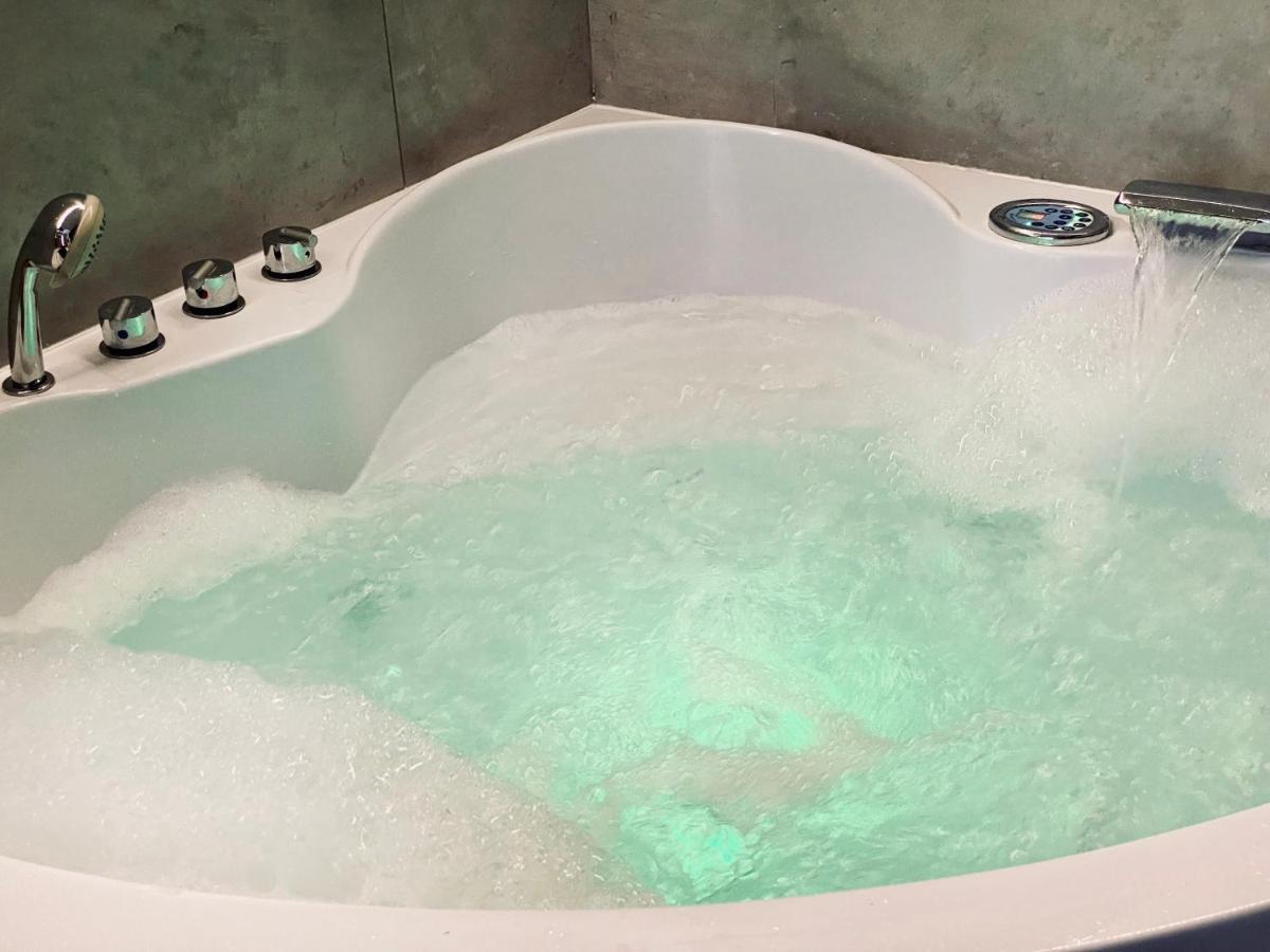 קרקוב Apartment Premium Jacuzzi For Couples, Old Town מראה חיצוני תמונה