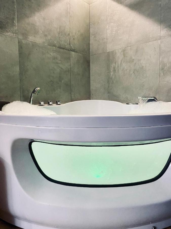 קרקוב Apartment Premium Jacuzzi For Couples, Old Town מראה חיצוני תמונה
